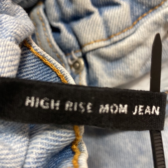❗2/$20❗High Rise Mom Jeans Distressed Bluenote size small - Picture 7 of 8